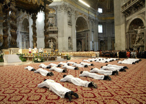 Alcuni sacerdoti nel momento del giuramento nella basilica di San Pietro in una foto d'archivio. ANSA / FILIPPO MONTEFORTE