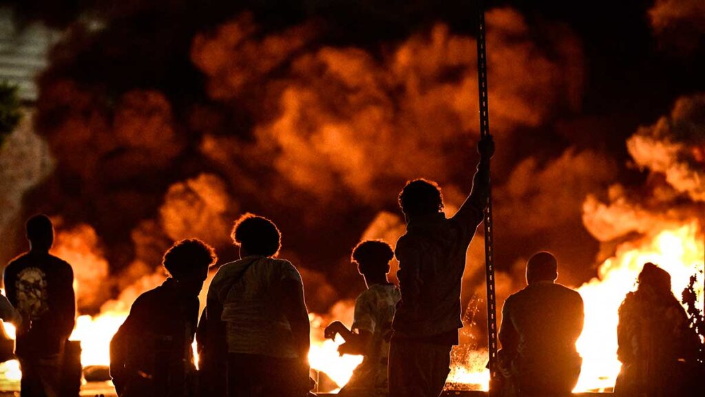 França“A particularidade desta revolta é que os jovens estão totalmente à margem da sociedade e não saíram para reivindicar a sua integração”. Entrevista com Sami Naïr